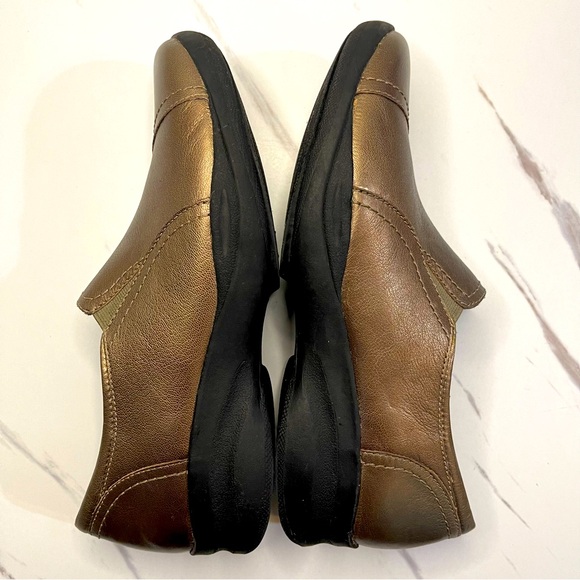 Clarks In Motion Walking Shoes Women’s 9.5 Bronze Leather Comfy Loafers Slip On - Picture 7 of 9
